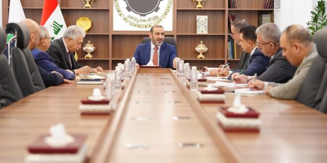 وزير الصناعة والمعادن  يوجه شامل   للأدوية المنتجة وغير المنتجة وتحديد اولويات  السوق  واحتجاجات القطاع الصحي