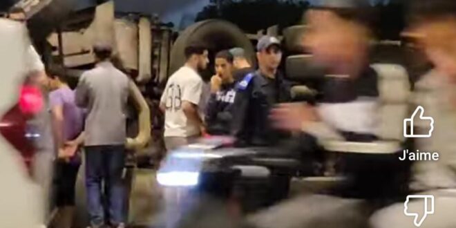 انقلاب شاحنة بمنطقة عين السبع  قرب شاطئ السعادة الدار البيضاء