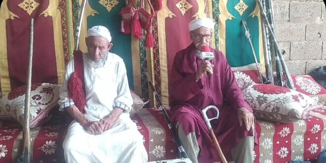 الحاج لبصير أحد كبار الباردية ديال السماعة هزو حال الخيل والبارود وجا عند صاحبو منتصر المصطفى لأولاد اسماعيل باش يدوز معه المهرجان.