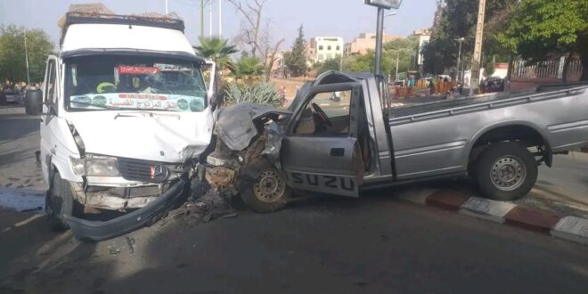 اصطدام عنيف بين حافلة وبيكوب بمدارة مستشفى القصيبة